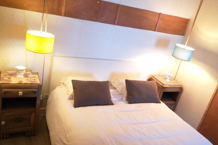 Room 4 of 10
