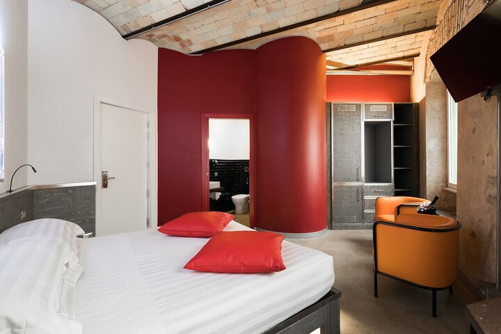 Room 33 of 100