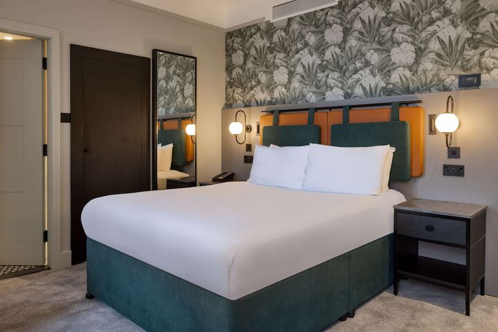 Room 65 of 182