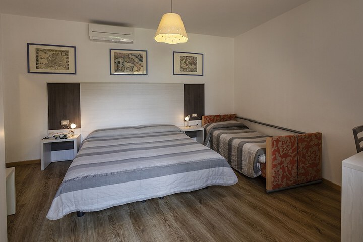Room 12 of 33