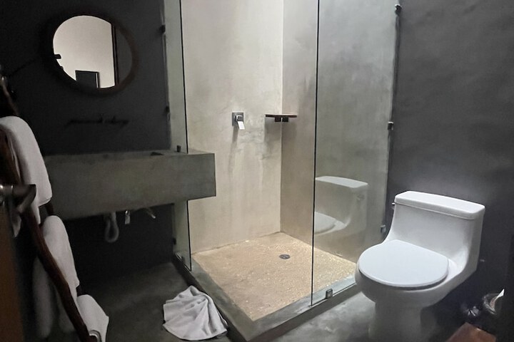 Room 25 of 42