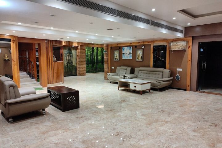 Room 6 of 13