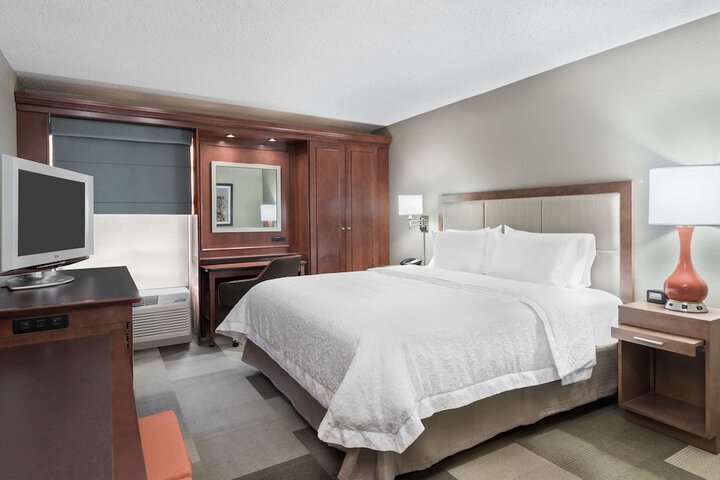 1 King Bed (10 of 16)