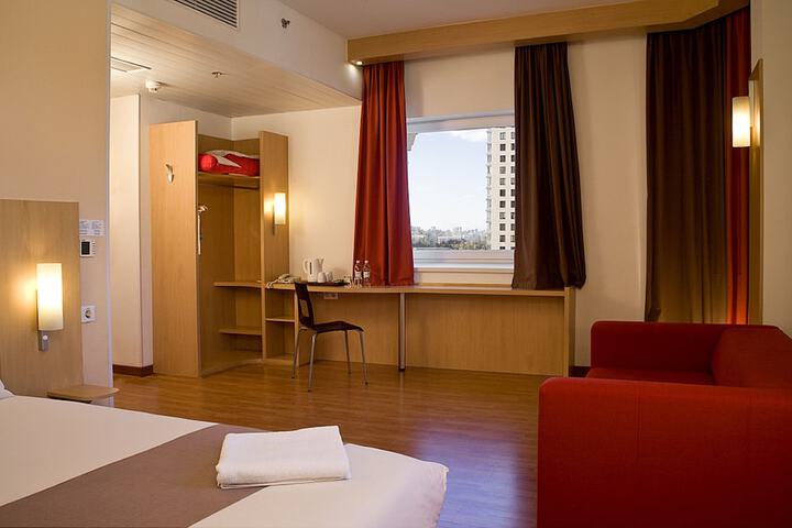 Room 3 of 60