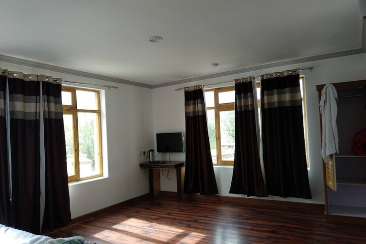 Room 6 of 37