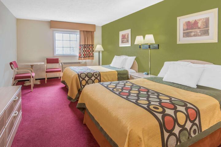 1 Queen Bed (3 of 5)