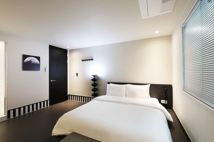 Room 4 of 40