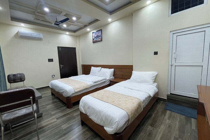 Room 12 of 26