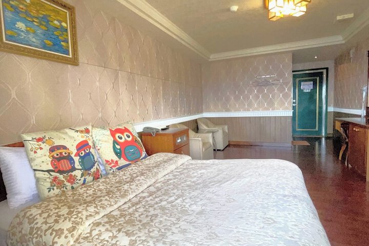 Room 12 of 33