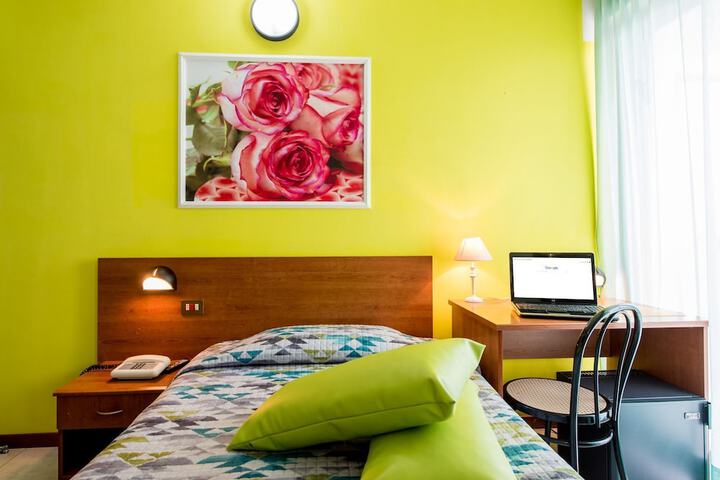 Room 10 of 27