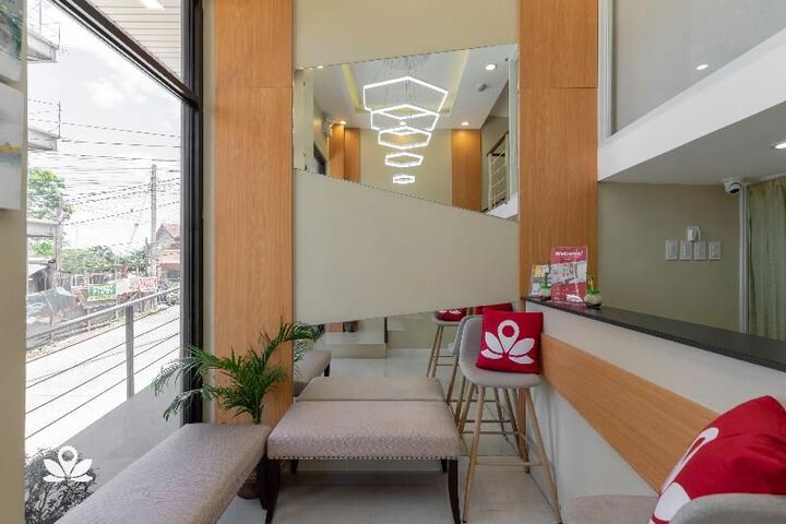Suite 6 of 32