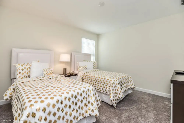 Room 2 of 33