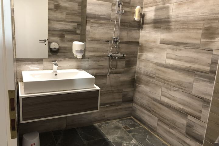 Room 9 of 27