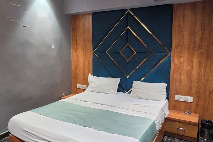 Room 6 of 14