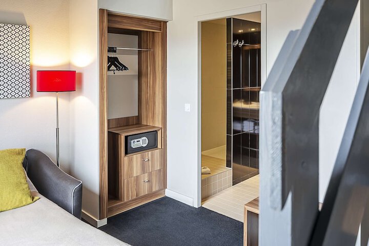 Room 30 of 94