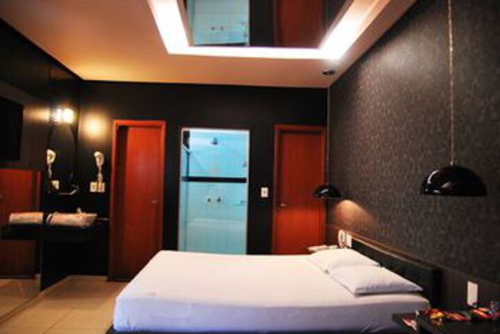 Room 5 of 9