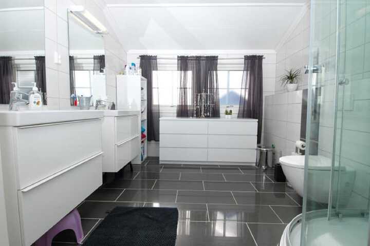 Room 8 of 12