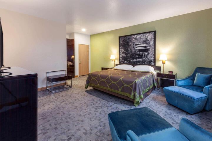 1 Queen Bed Accessible Room (3 of 20)