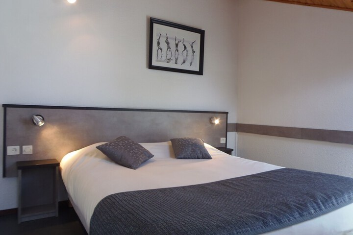 Room 2 of 25