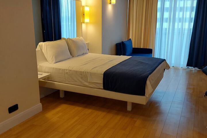 Room 2 of 10