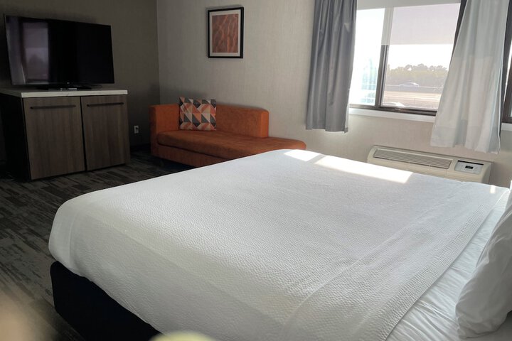 Room 4 of 18
