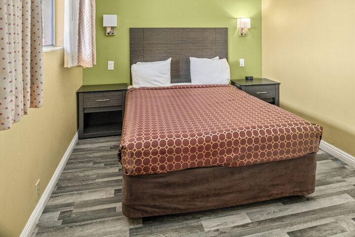 1 Queen Bed (5 of 9)