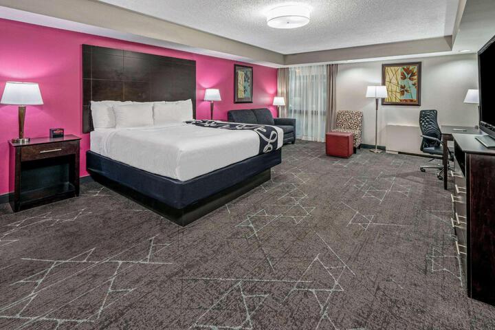 1 King Bed (4 of 22)