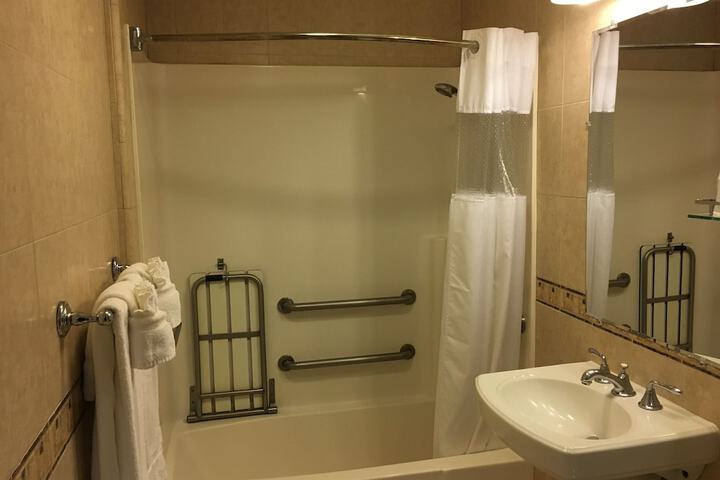 Room 37 of 221