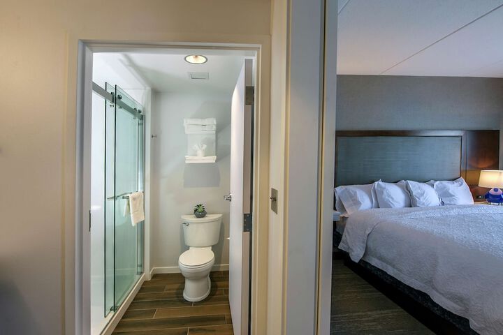 King Accessible Room with Refrigerator Non-Smoking (2 of 27)