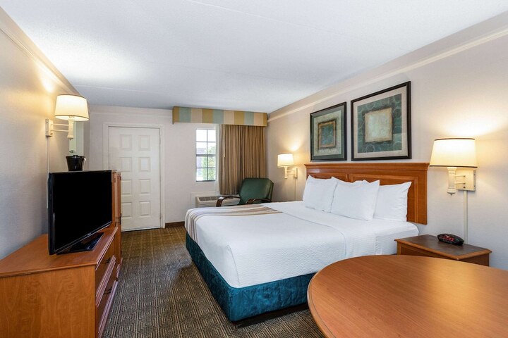 1 King Bed Deluxe Room (13 of 21)