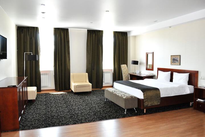 Room 12 of 103