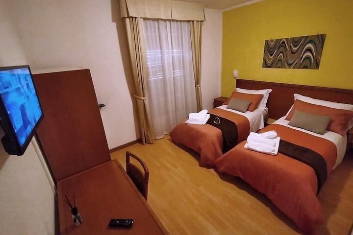 Room 5 of 11