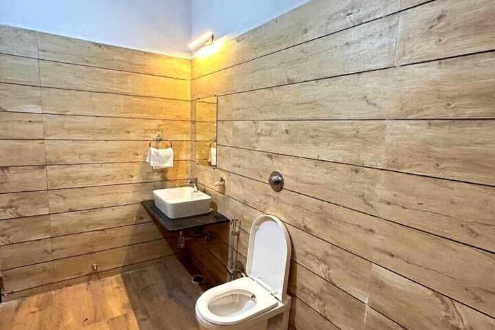 Room 3 of 8