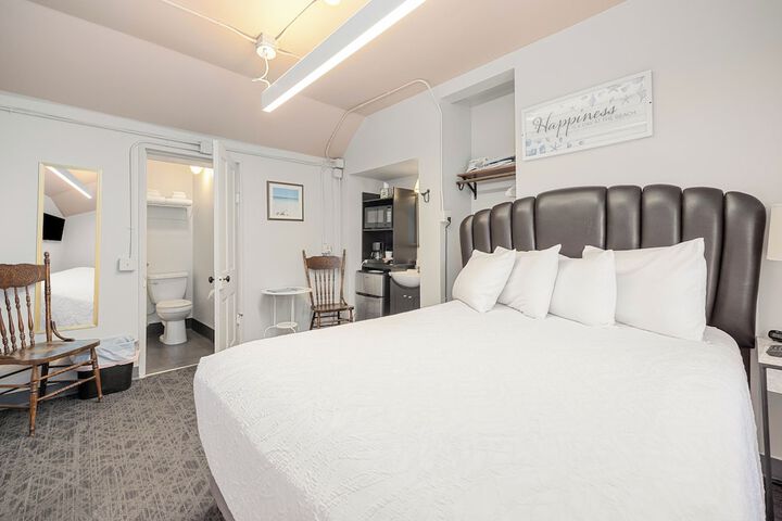 Room 7 of 16