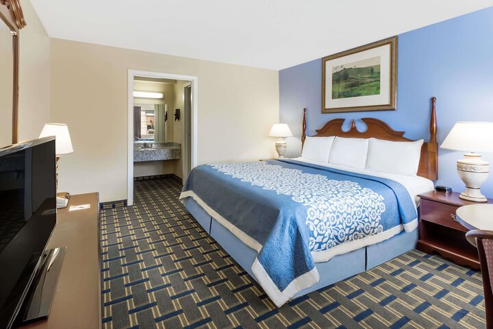 1 King Bed (2 of 6)