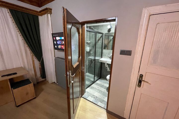 Room 72 of 100