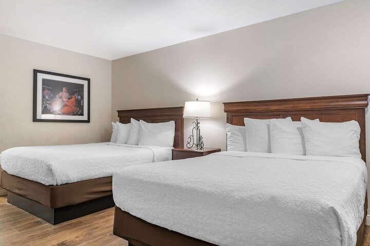 2 Queen Beds Microwave and Refrigerator WiFi Full Breakfast (9 of 9)