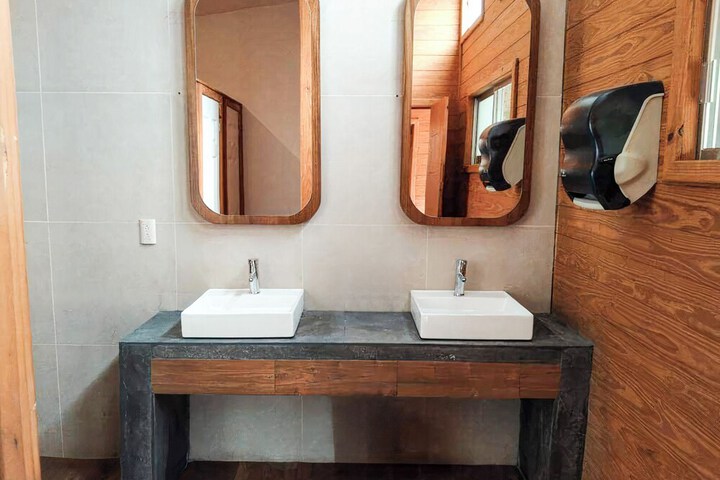 Room 13 of 32