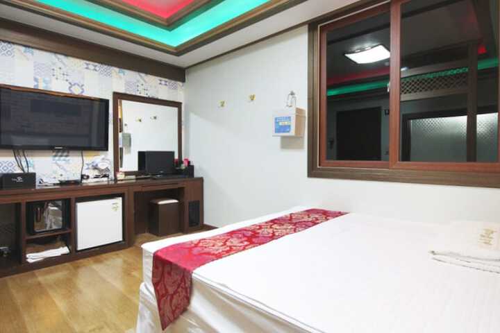 Room 6 of 18