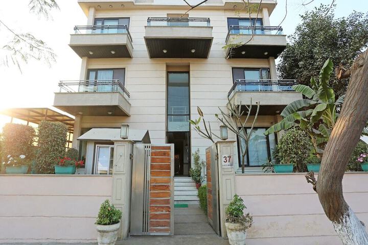 OYO PREMIUM DLF III