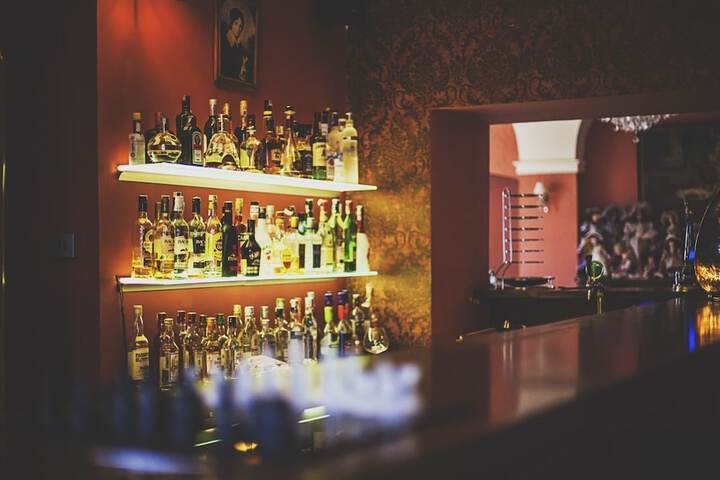 Lounge 33 of 48