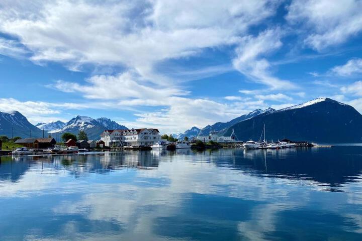 Image of Sunde Fjord Hotel free and easy parking
