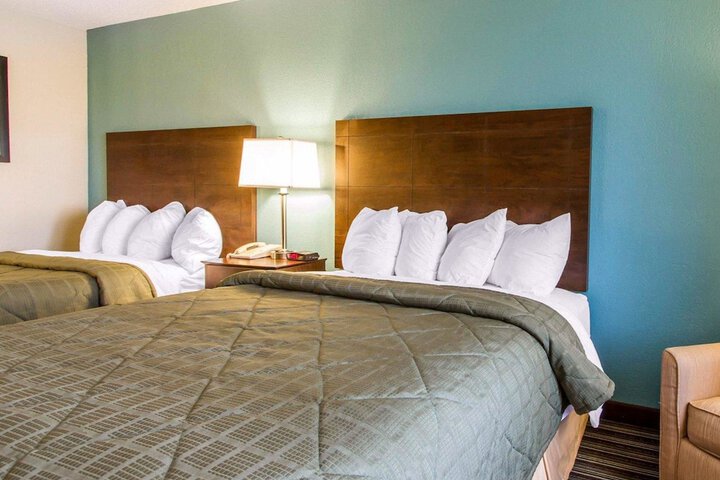 2 Queen Beds (6 of 8)