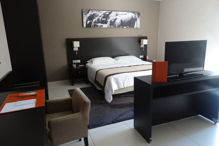 Room 11 of 32
