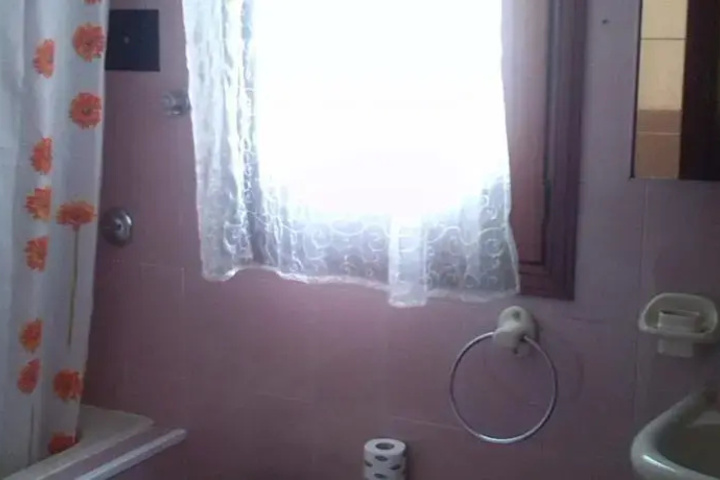 Room 5 of 9