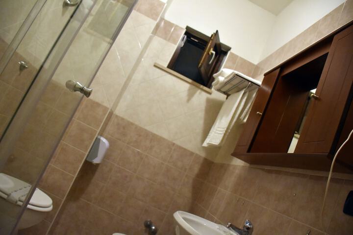 Room 33 of 72