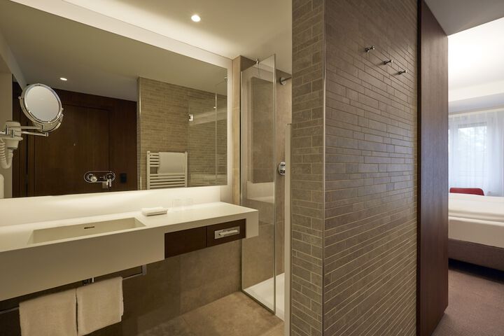 Room 33 of 62