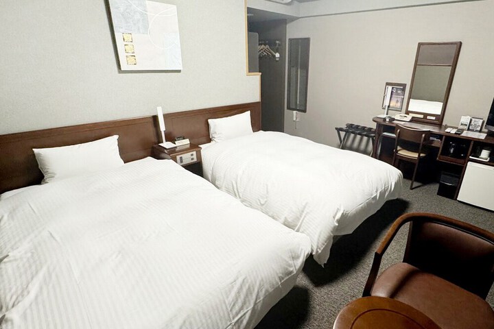 Room 3 of 27
