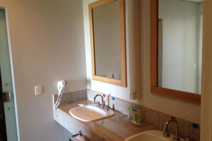 Room 10 of 27