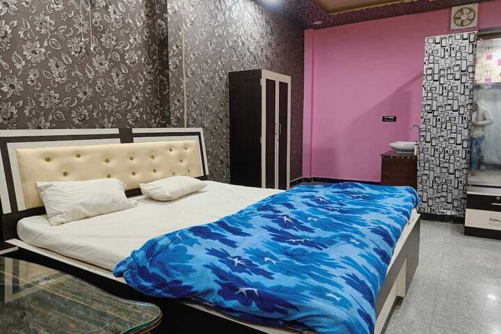 Room 8 of 13